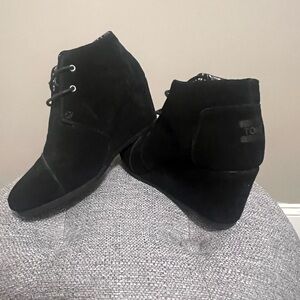 Excellent condition of Tom’s black wedges. Size 10.